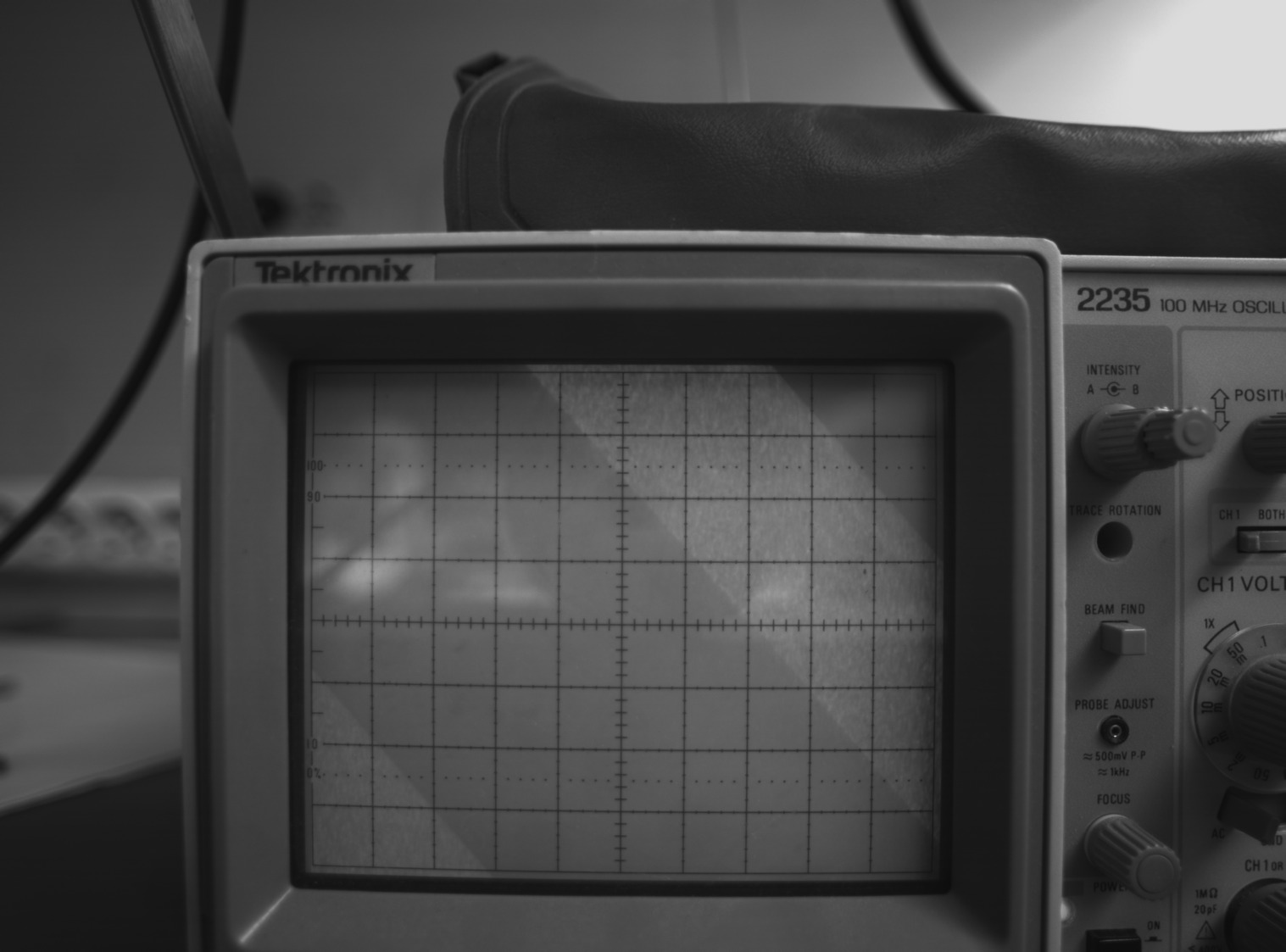 Picture of the oscilloscope setup as described in the experiment, taken with the rolling shutter sensor